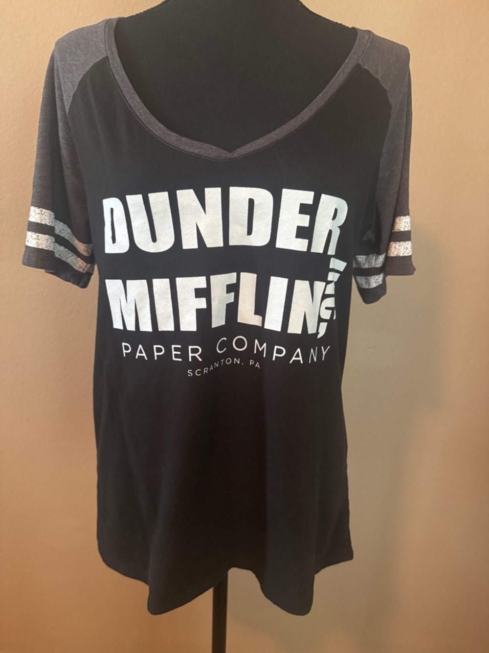 The Office Dunder Mifflin graphic b-neck tee L